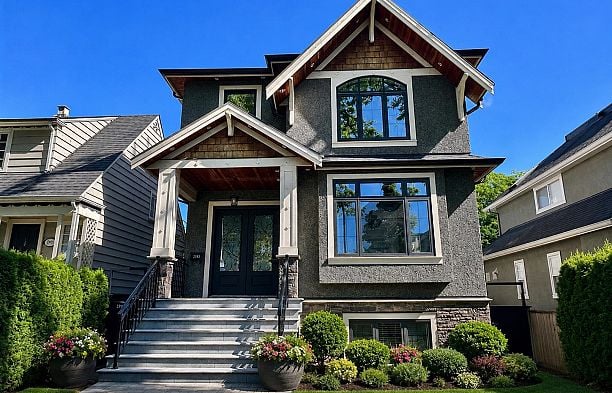 2989 W 32nd Avenue MacKenzie Heights