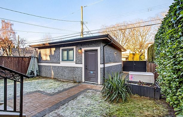2989 W 32nd Avenue MacKenzie Heights