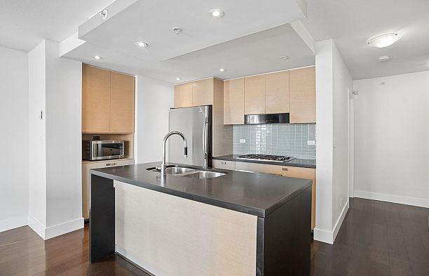 403 1530 W 8th Avenue Fairview VW