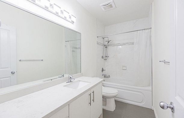 6 6262 Ash Street Oakridge VW