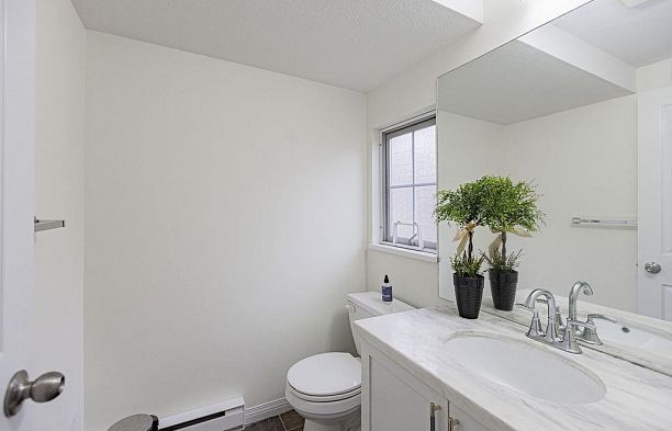 6 6262 Ash Street Oakridge VW