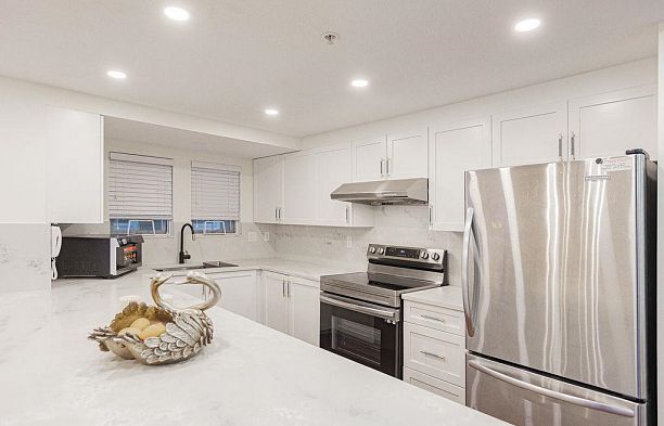 6 6262 Ash Street Oakridge VW
