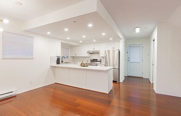 6 6262 Ash Street Oakridge VW