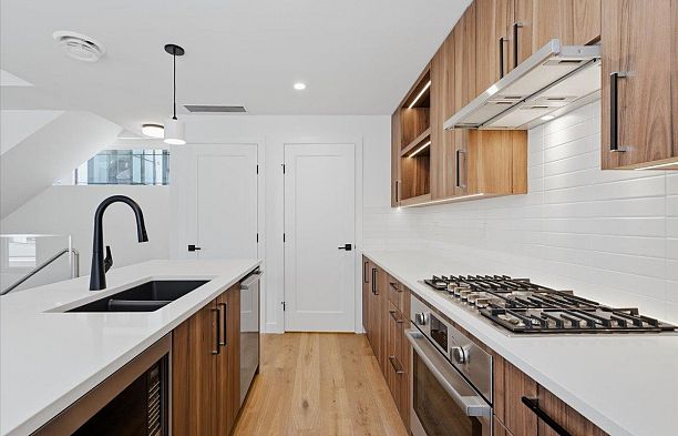 6833 Cambie Street South Cambie