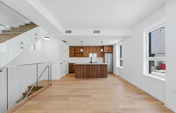 6833 Cambie Street South Cambie