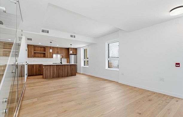 6833 Cambie Street South Cambie