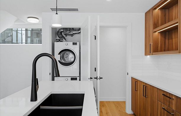 6833 Cambie Street South Cambie