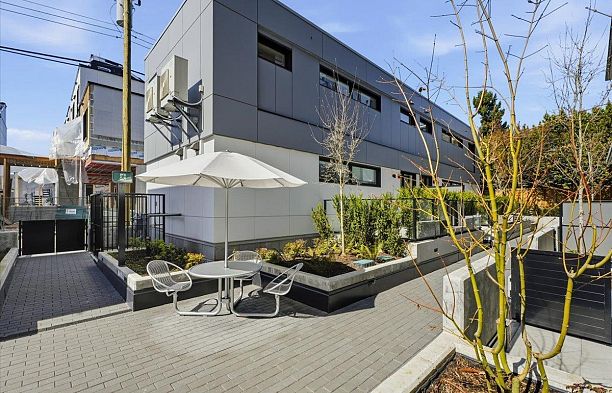 6833 Cambie Street South Cambie