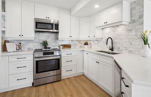 103 933 W 8th Avenue Fairview VW