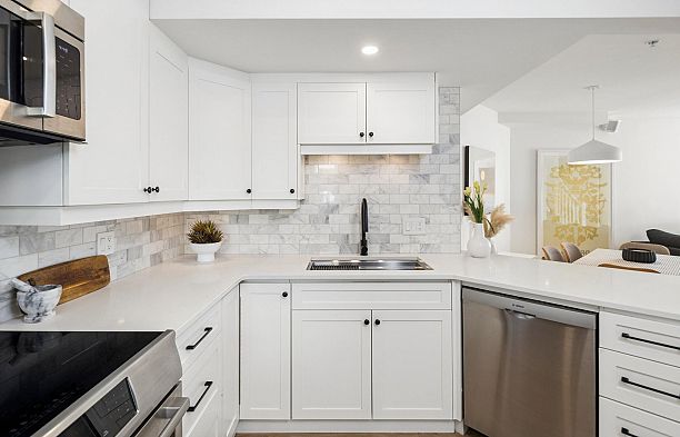 103 933 W 8th Avenue Fairview VW