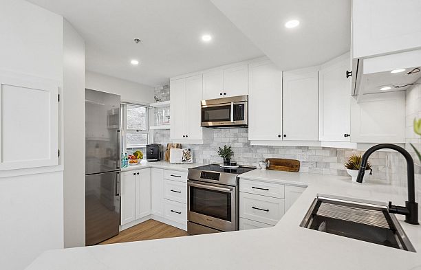 103 933 W 8th Avenue Fairview VW