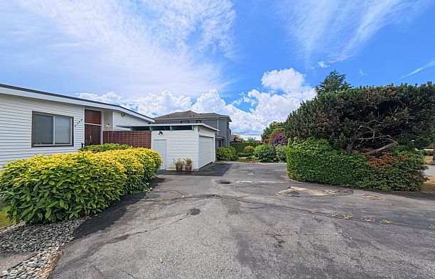 6762 Neal Street South Cambie