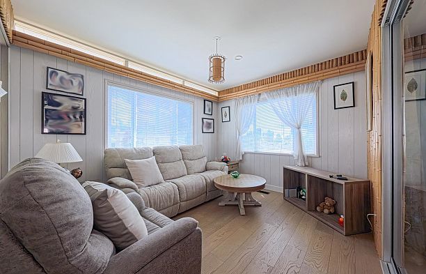 6762 Neal Street South Cambie