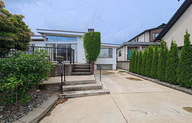 6762 Neal Street South Cambie