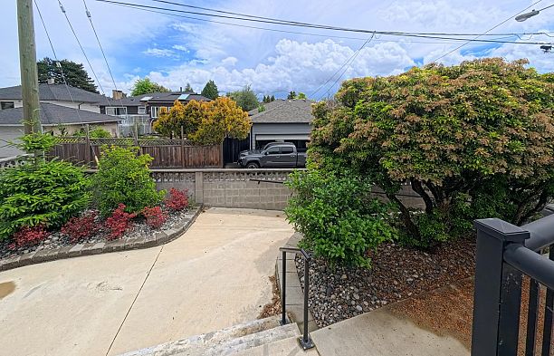 6762 Neal Street South Cambie