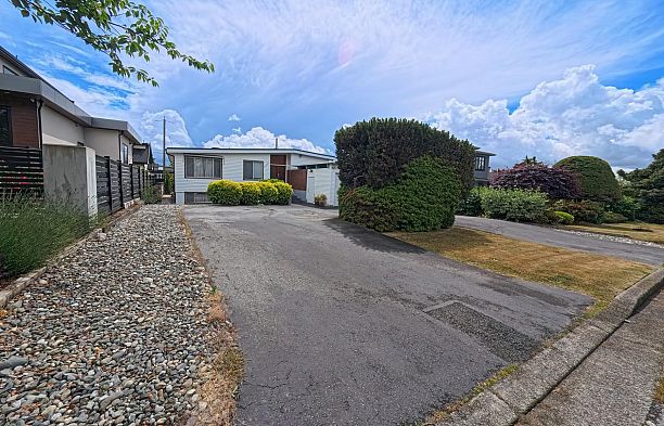 6762 Neal Street South Cambie
