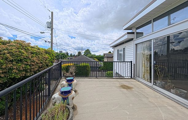 6762 Neal Street South Cambie