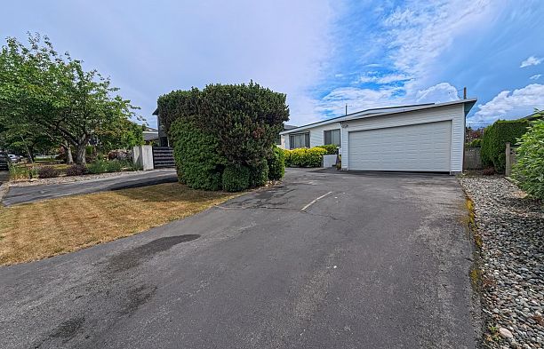 6762 Neal Street South Cambie