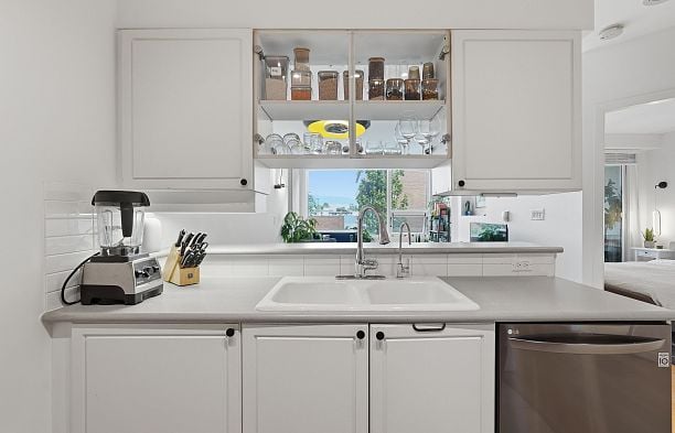 303 1888 York Avenue Kitsilano