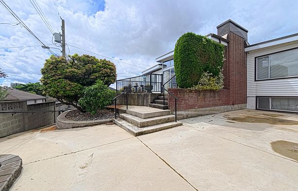 6762 Neal Street South Cambie