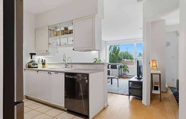 303 1888 York Avenue Kitsilano