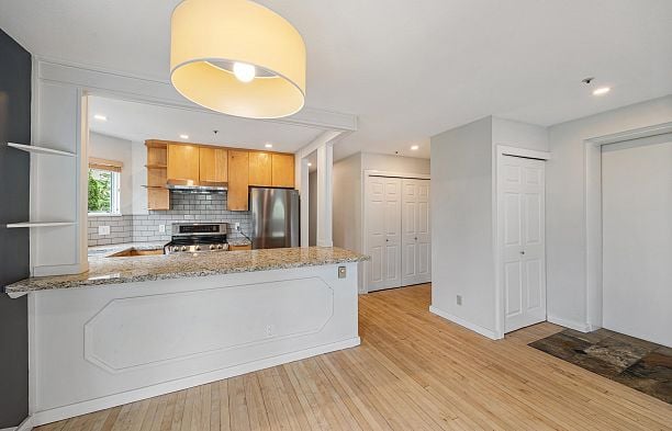 201 1868 W 8th Avenue Kitsilano