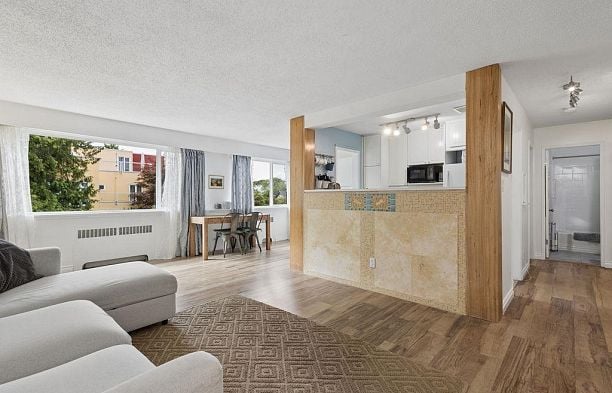 207 2494 Cornwall Avenue Kitsilano