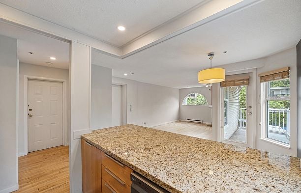 201 1868 W 8th Avenue Kitsilano