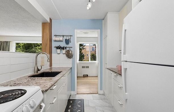 207 2494 Cornwall Avenue Kitsilano