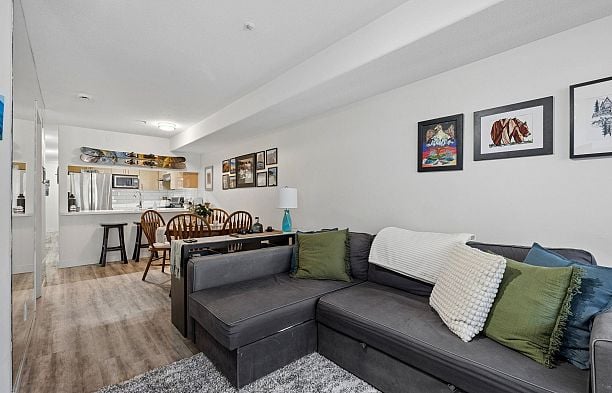 208 988 W 21st Avenue Cambie