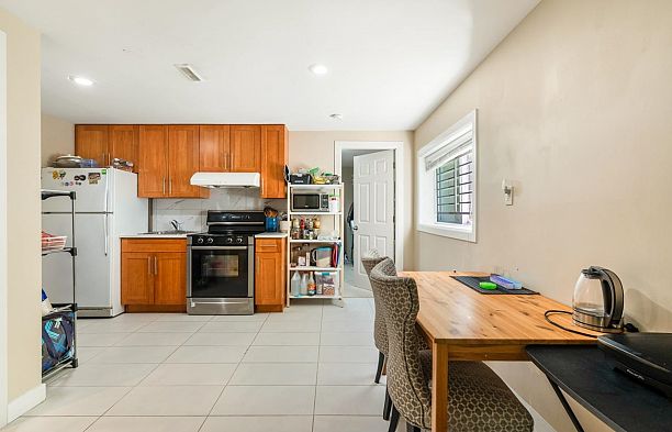 7375 Laburnum Street S.W. Marine