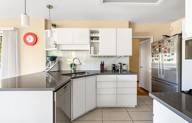 7375 Laburnum Street S.W. Marine