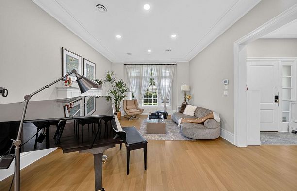 2599 W 36th Avenue MacKenzie Heights