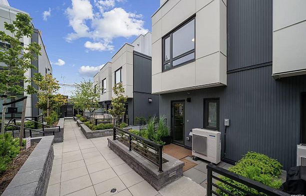 6292 Oak Street Oakridge VW