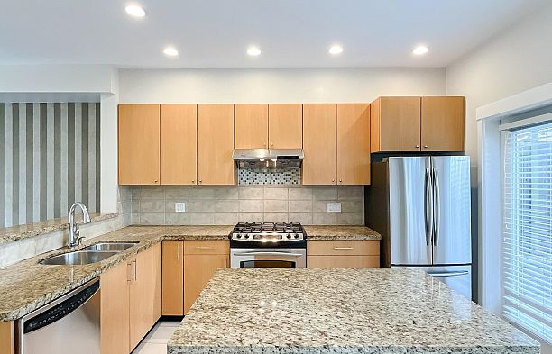 7425 Columbia Street South Cambie
