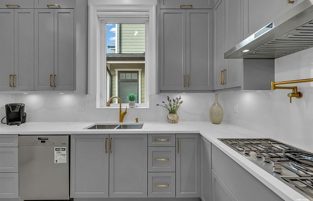 2246 W 20th Avenue Arbutus