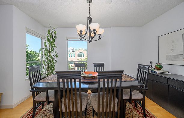 212 910 W 8th Avenue Fairview VW