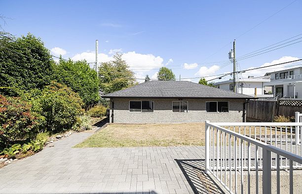 4888 Trafalgar Street MacKenzie Heights