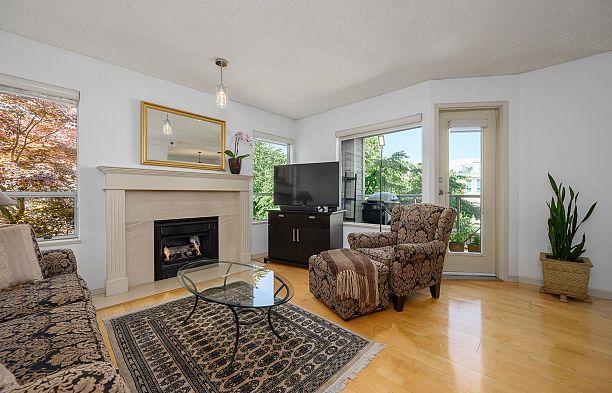 212 910 W 8th Avenue Fairview VW