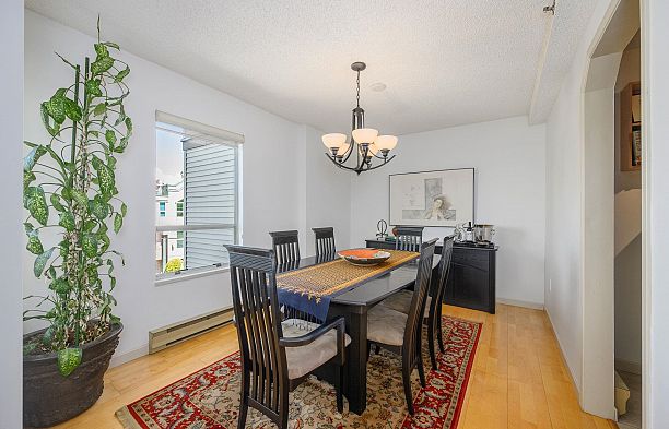 212 910 W 8th Avenue Fairview VW