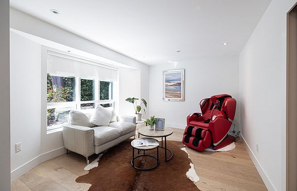 4888 Trafalgar Street MacKenzie Heights