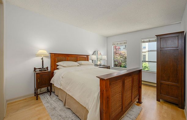 212 910 W 8th Avenue Fairview VW