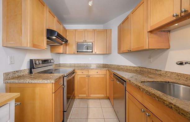 212 910 W 8th Avenue Fairview VW