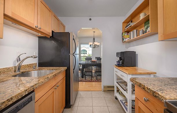 212 910 W 8th Avenue Fairview VW