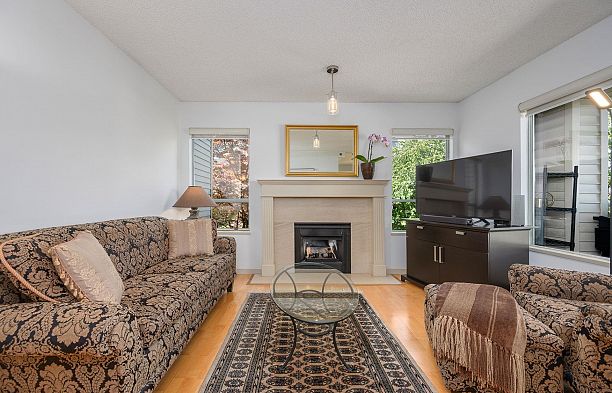 212 910 W 8th Avenue Fairview VW