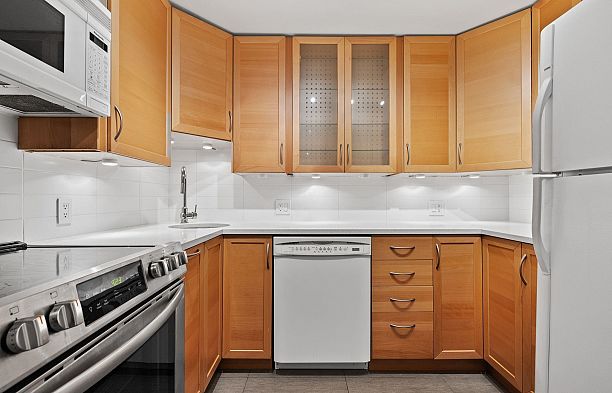 104 925 W 15th Avenue Fairview VW