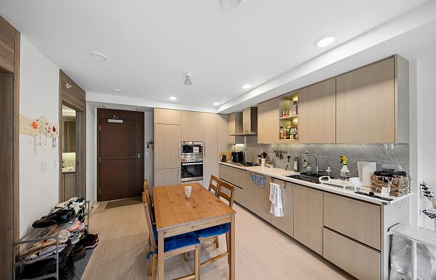 512 433 SW Marine Drive Marpole