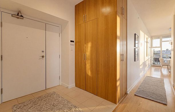 702 1099 Marinaside Crescent Yaletown