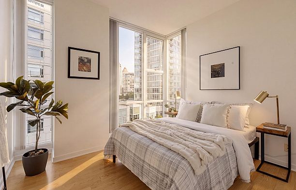 702 1099 Marinaside Crescent Yaletown