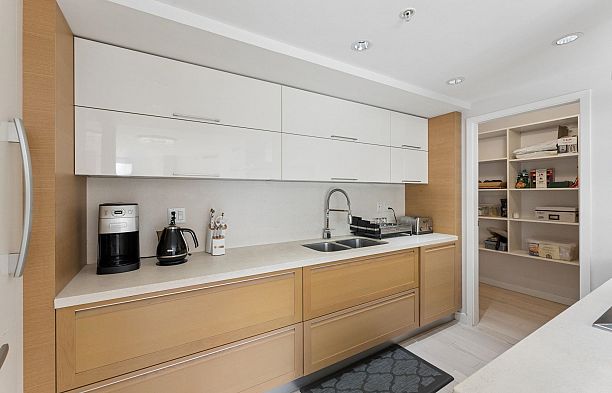 305 8 Smithe Mews Yaletown